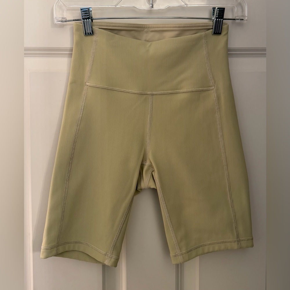Lululemon Ribbed Contoured High-Rise Short 8" in Dew Green, Size 4